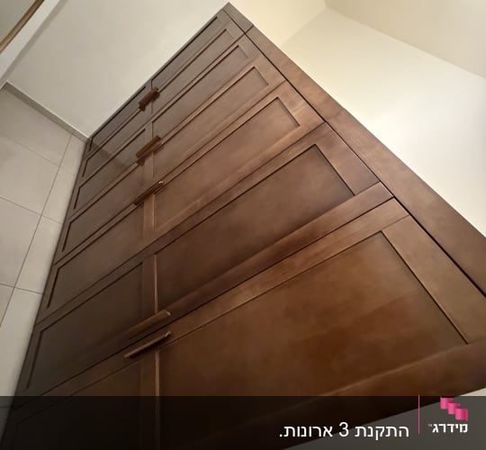 ארון עץ חום עם דלתות רבות